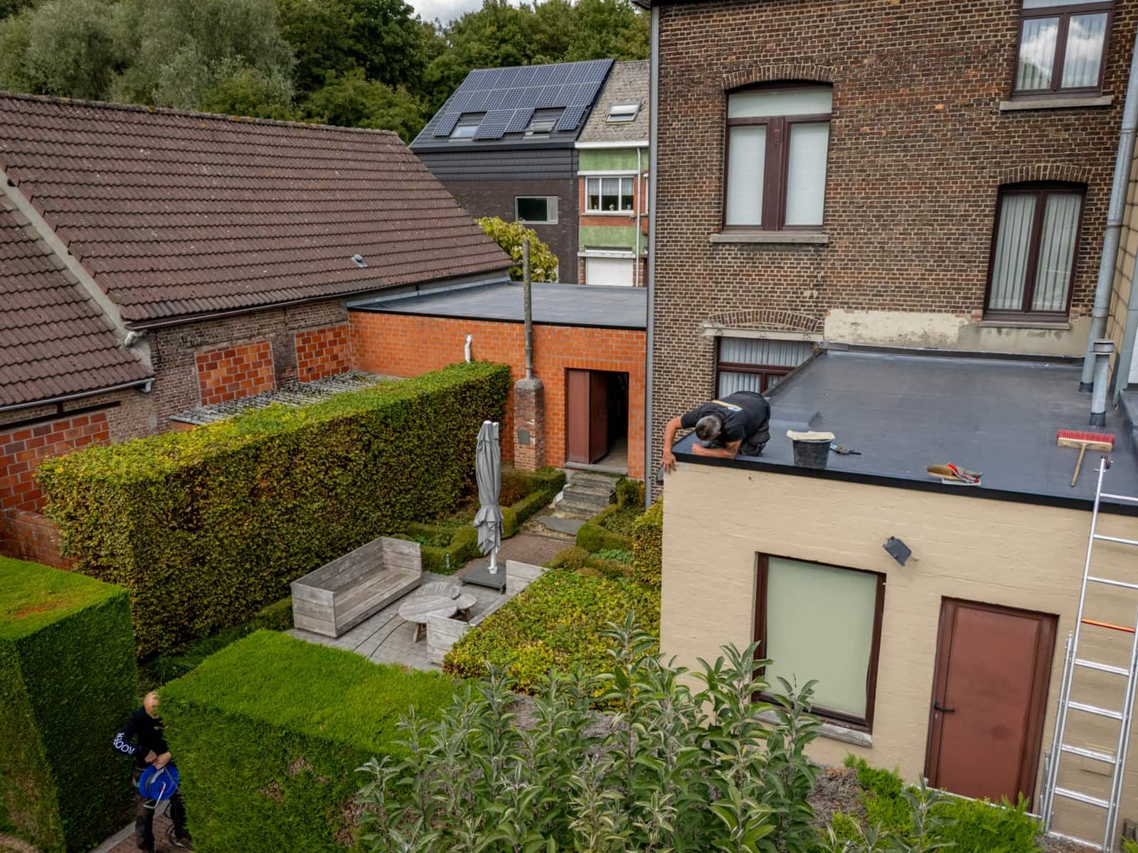 Hellend dak met nieuwe dakpannen, uitgevoerd door Dakwerken CPD