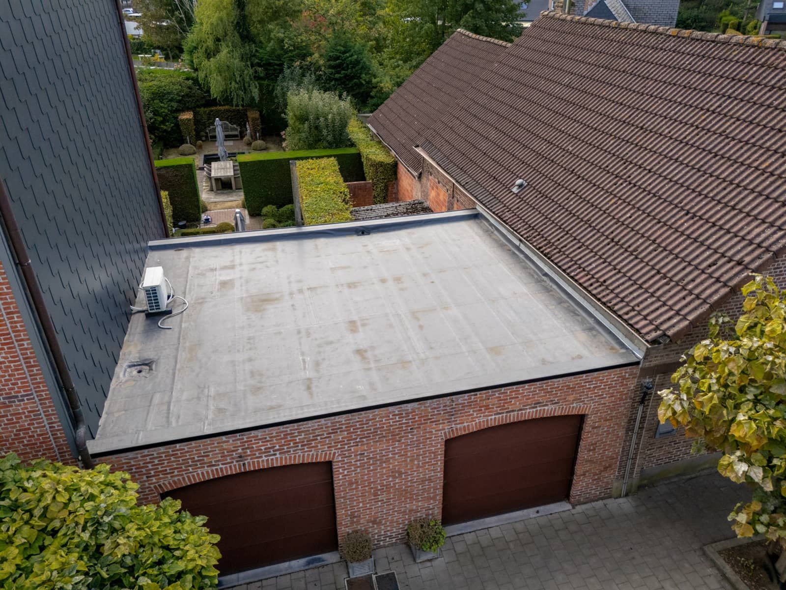 Plat dak met strakke waterdichte afwerking door Dakwerken CPD