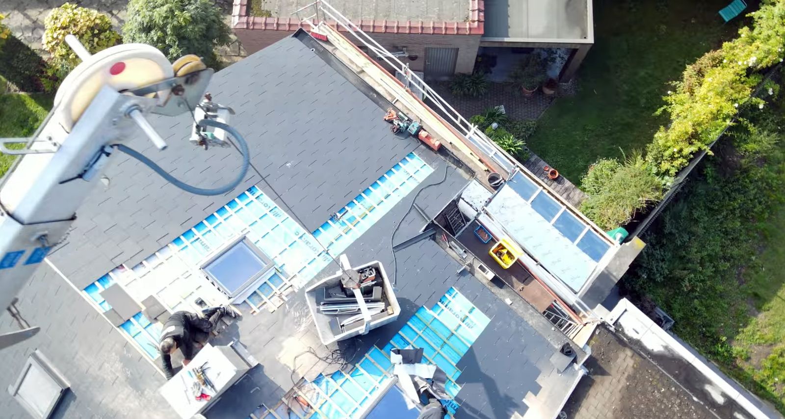 Dakwerkers van Dakwerken CPD aan het werk op een hellend dak in de regio Willebroek